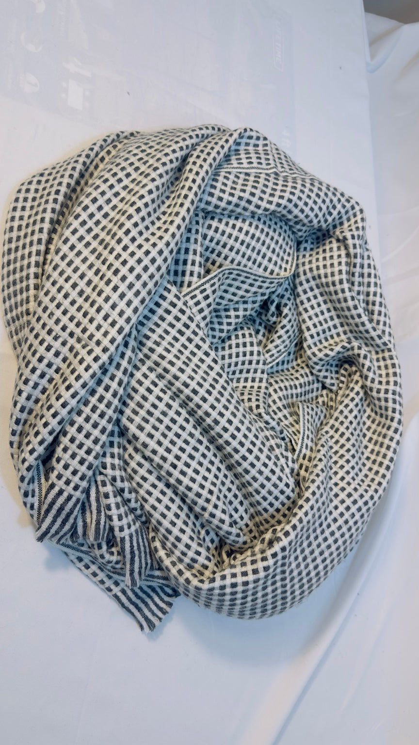 Black and ivory check cashmere blanket – Soft gathered view