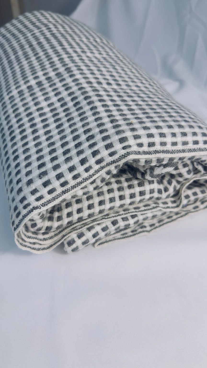 Black and ivory check cashmere blanket – Folded texture close-up