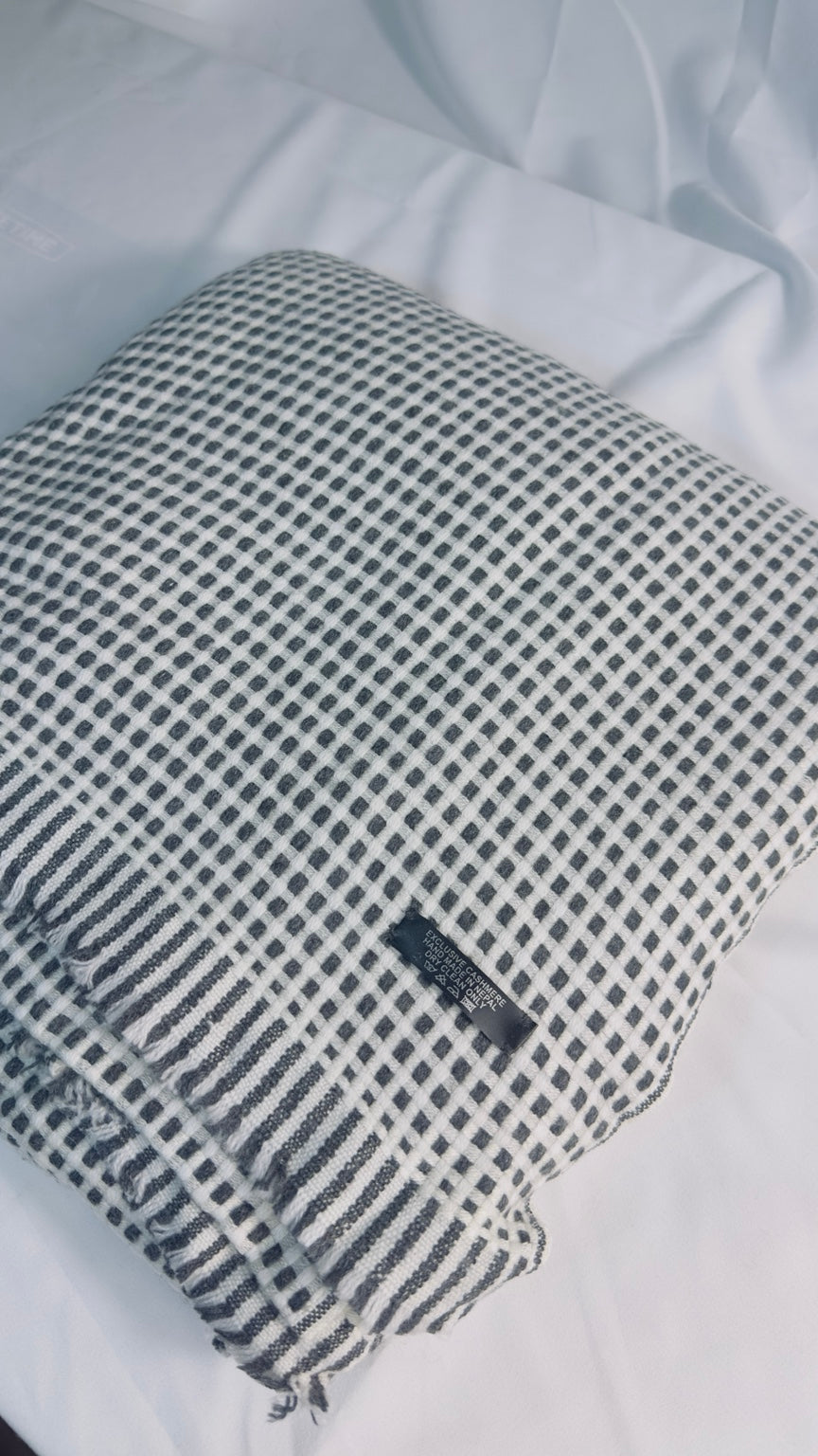 Black and ivory check cashmere blanket – Folded label and fringe view
